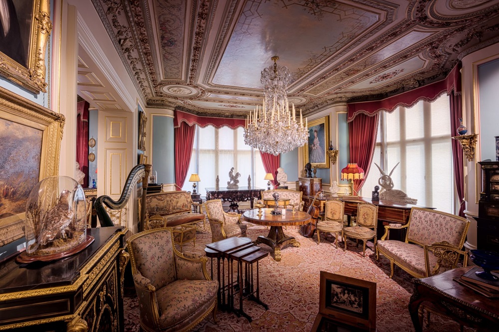 How Custom Gold Gilding Enhances the Beauty of Heritage and Modern&nbsp;Buildings